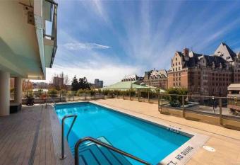 Spacious downtown 2 bedroom condo with Pool and Air Conditioning allows 18 year olds to book a room