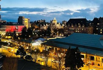 Deluxe 2 bedroom suite downtown free parking with pool and Air Conditioning allows 18 year olds to book a room