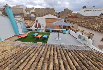 Casa Rural Los Peque  os (Monserrat) allows 18 year olds to book a room