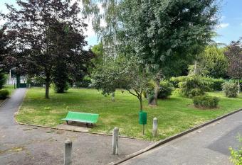 Appartement proche m  tro Villejuif LA has Balcony rooms