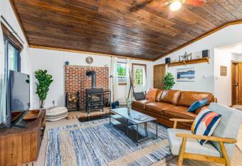 Hot Tub, Fire Pit, Screened Porch at Secluded Cabin has Balcony rooms