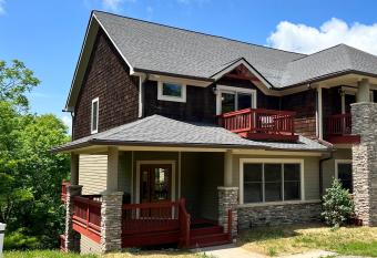 Hibernation Station - 3bd Home in Mountains has Balcony rooms