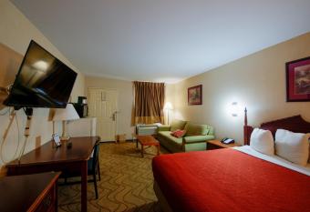 Brentwoodinn&suites has rooms with a private hot tub