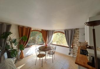 Bas de villa au chant des cigales has Balcony rooms