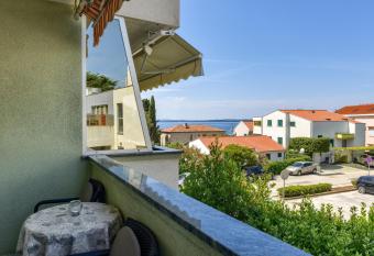 Olive Maris has Balcony rooms