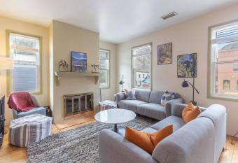 225B 7th Avenue has Balcony rooms