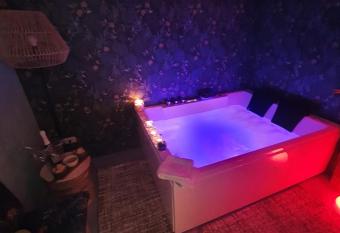 Mary Gery s Rooms has rooms with a private hot tub