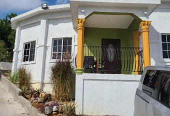 Herridge Manor has Balcony rooms