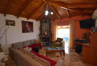 Sea View Lukova has rooms with a private hot tub