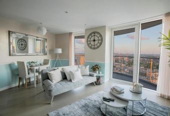 Amazing London City Skyline View & Transport Links has Balcony rooms