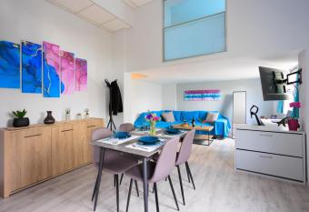 Electra modern apartment with cozy garden allows 18 year olds to book a room