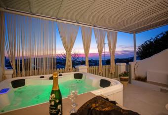          has rooms with a private hot tub