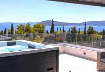 LUXE TOP PENTHOUSE VERSACE with jacuzzi MEJE has rooms with a private hot tub