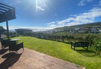 Hyggelig lejlighed ved   en - flot udsigt allows 18 year olds to book a room