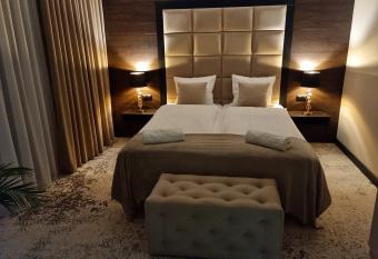 Lake Park has rooms with a private hot tub