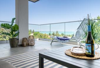 Lake Spirit Boutique Apartments has Balcony rooms