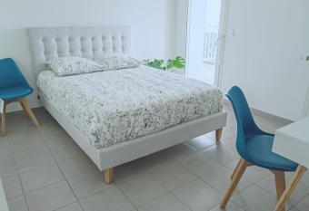 Huntzmaison has Balcony rooms