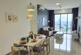 United Point Residence 6 pax Near Mont Kiara Desa Park Kepong has Balcony rooms