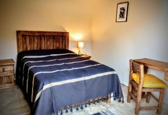 Acogedora habitaci  n con ba  o, jard  n. Muy c  ntrica. has Balcony rooms