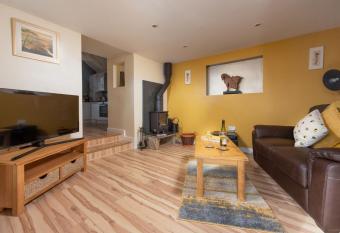 Honey Pot, Old Lanwarnick Cottages allows 18 year olds to book a room