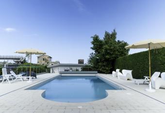 Tropical House has Balcony rooms