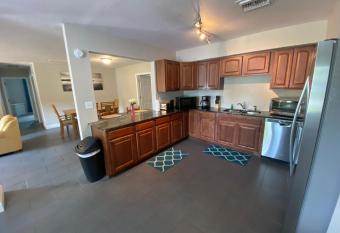 Large Home in St Pete 15 minutes to beach has Balcony rooms