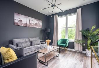 ATL Downtown New-Built Roof-top balcony City View 525#412 allows 18 year olds to book a room