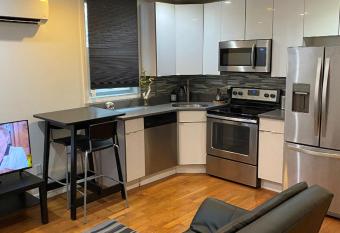2 bedroom two baths newly Renovated Apartment has rooms with a private hot tub