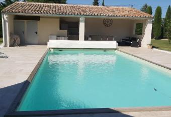 Location Le Thor allows 18 year olds to book a room