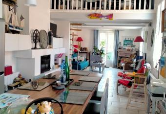 charmante chambre sur le bassin d Arcachon allows 18 year olds to book a room