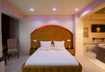 Private Jacuzzi apartment w/ parking spot has rooms with a private hot tub