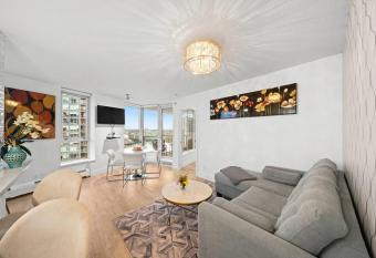 Water View Condo in Downtown Vancouver (2BR/2Bath) has rooms with a private hot tub