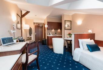 Crown Piast Hotel & SPA has rooms with a private hot tub