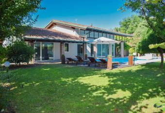 RESORT con PISCINA, BARBECUE, PALESTRA, SAUNE e KARAOKE has Balcony rooms