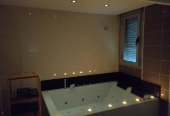 Atico con hidromasaje, terraza y piscina has rooms with a private hot tub