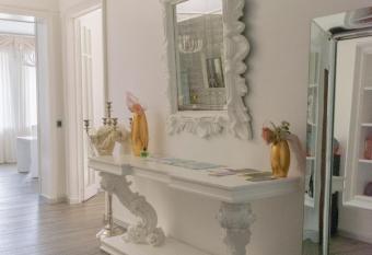 APPARTAMENTO INCANTEVOLE CON PARCHEGGIO GRATUITO has Balcony rooms