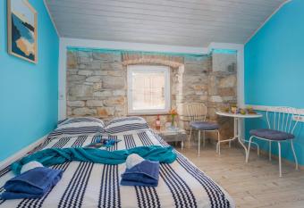 Clerisseau Apartments allows 18 year olds to book a room