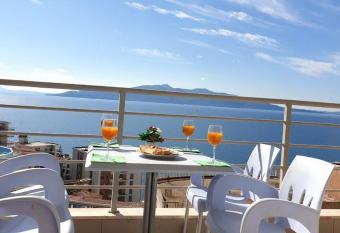 apartment allows 18 year olds to book a room