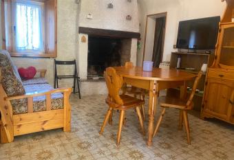    CASA ROSI    APPARTAMENTO IN ZONA MEDIEVALE PISOGNE has Balcony rooms