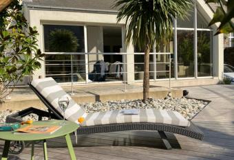 Villa Cl  menceau allows 18 year olds to book a room