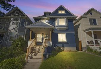 Happy Detroit Island View Gem home has Balcony rooms