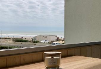 Le petit large vue sur mer allows 18 year olds to book a room