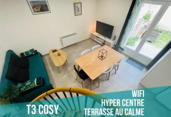 T3 COSY MAISON DE VILLE TERRASSE AU CALME has Balcony rooms