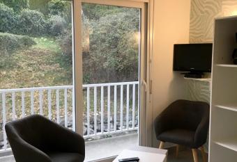 Joli petit studio au bord du lac allows 18 year olds to book a room