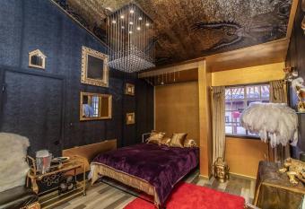 Gatsby Opulance in Old Town near Marine Base allows 18 year olds to book a room