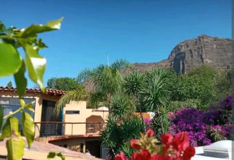 Acogedora habitaci  n con ba  o, jard  n. Muy c  ntrica. has Balcony rooms