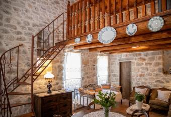 Light Stone & History-Mani Traditional Stone House allows 18 year olds to book a room