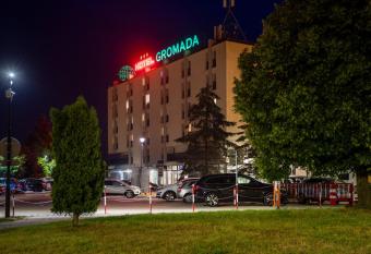 Hotel Gromada   om  a allows 18 year olds to book a room