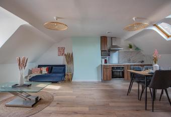 Faubourg des voyageurs N  7 has Balcony rooms