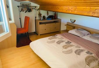Petite annexe avec piscine commune allows 18 year olds to book a room